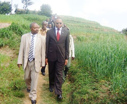  Western Province Governor Celestin Kabahizi (L) leads North Kivu Deputy Governor Feller Lutaichirwa Mulwahale and his delegation  (Photo S.Nkurunziza)
