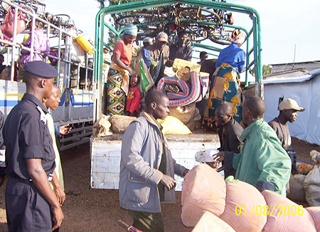 Rwandan refugees from Tanzania returning home in 2006. (File Photo)
