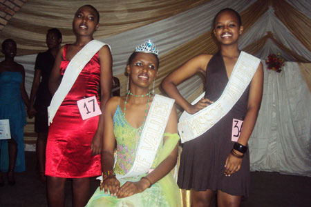Miss of Values ENDP Karubanda 2011, Yvonne Mukayuhi, with the 1st (R) and 2nd (L) runner-ups Umuhoza Karuranga Gisele and Beatrice Murekatete. (Photo by JP. Bucyensenge)