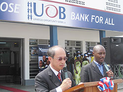 CEO of Urwego Opportinuty Bank Geoffrey Lee (L)  makes his address during the opening of the  new branch. (photo B mukombozi)
