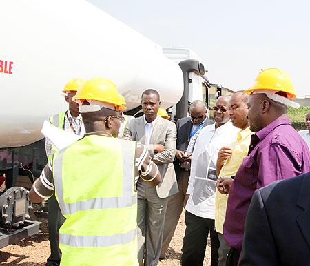 A technician briefs governmemt officials at SP headquarters. (Photo T.Kisambira)