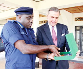 IGP Emmanuel Gasana (L) presents a gift to the outgoing US ambassador to Rwanda, Stuart Symington (Photo T.Kisambira)
