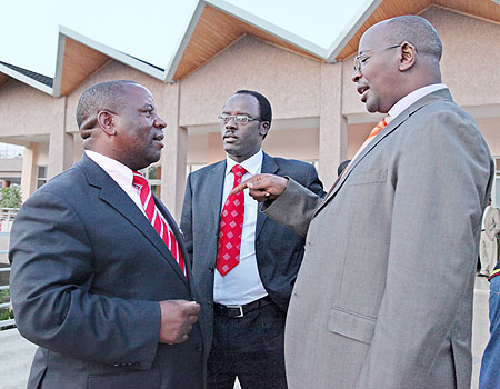 Minister James Musoni of MINALOC (R) chats with Kigali mayor Fidu00e8le Ndayisaba (C) and Aimu00e9 Bosenibamwe, the Governor of the Northern Province after the meeting. (Photo: T. Kisambira)