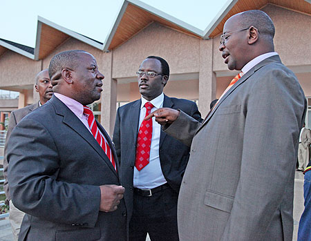 Minister James Musoni of MINALOC (R) chats with Kigali mayor Fidu00e8le Ndayisaba (C) and Aimu00e9 Bosenibamwe, the Governor of the Northern Province after the meeting. (Photo: T. Kisambira)