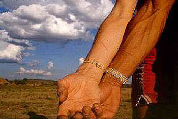 Cuts on the hands aimed at doing blood pacts.(Net Photo)