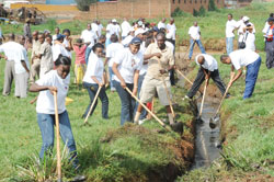 Kigali residents during an Umuganda exercise. Gicumbi officials have cautioned those shunning the monthly community exercise (File Photo)