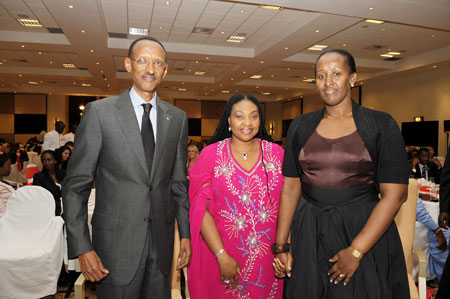 President Kagame and the First Lady, Jeannette Kagame hosted the delegates, including music legend, Yvonne Chaka Chaka (c) to a dinner Gala. (Photo Village Urugwiro)