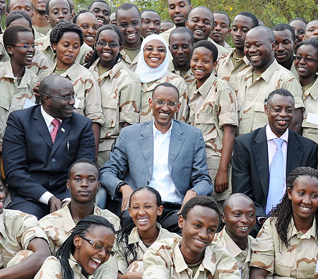President Kagame with the Ministers Pierre Damien Habumuremyi (L) of Education and James Kabarebe (R) of Defense, take a group photo with some of the youth taking part in Itorero, yesterday. (Photo:The New Times/Village Urugwiro)
