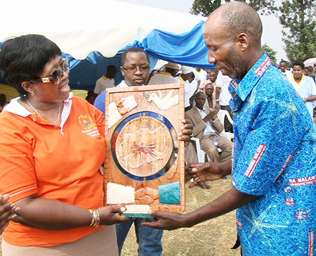 The Minister of Health, Dr. Agnes Binagwaho (L), recieves a gift from a community health worker during her visit to Gisagara district. (Courtesy photo)