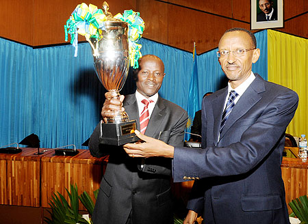 President Paul Kagame (R), with the Mayor of Rulindo, Justus Kangwagye, whose district emerged the best overall, at the Parliamentary buildings, yesterday. The New Times/Village Urugwiro.