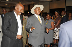President Yoweri Museveni (C) interracts with Ugandans living in Rwanda yesterday. The New Times / John Mbanda.