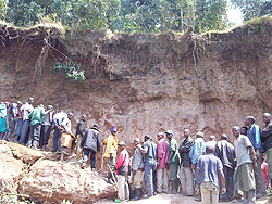  Curious residents gather to unearth the bodies of the victims. The New Times Bonny Mukombozi.