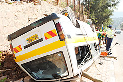 The omnibus that overturned along the Kacyiru-Nyabugogo road, leaving 15 passengers injured. The New Times Courtsey.