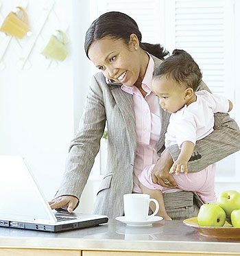 Mothers with busy careers can find time and ways to nurse their babies with breast milk. Net photo