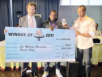 (L-R) Sven Piederiet, MD of Bralirwa and Joseph Mushoma, CEO of EAP present the cheque prize of Rwf6million to the Primus Superstar Tom Close. 