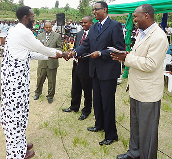 Youth Minister Protais Mitali rewards one of the best cultural dancers yesterday as other local leaders look on The New Times/ Sam Nkurunziza.