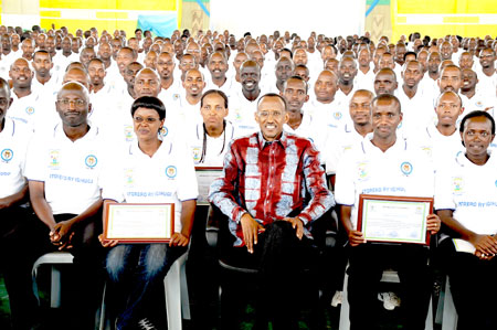 President Paul Kagame posing with members of Isonga yesterday. The New Times /Village Urugwiro