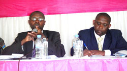 Min. Mathias Harebamungu (R) and the Executive Secretary of Eastern Province JMV Makombe speak to education officials./The New Times