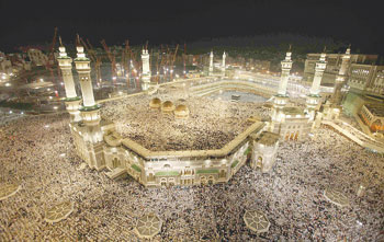 Muslim pilgrims circle the Kaaba at the center of the Grand mosque in Mecca during the annual Hajj pilgrimage November 11, 2010. Net photo