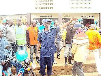  ACP Sam Karemera adresses motorists in Kayonza yesterday. The New Times Stephen Rwembeho.