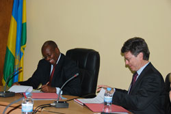  Prof Jeffrey Sachs (R), the Director of Earth Institute and Minister Musoni of Local Government sign the partnership agreements in Kigali on Thursday. The New Times /Courtesy.