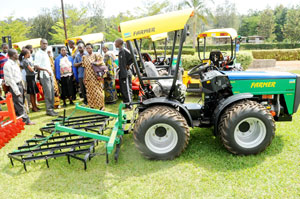 Local farmers examine modern agricultural machines at this yearu2019s agriculture exhibition. Local farmers will benefit from the regional market. The New Time /File photo