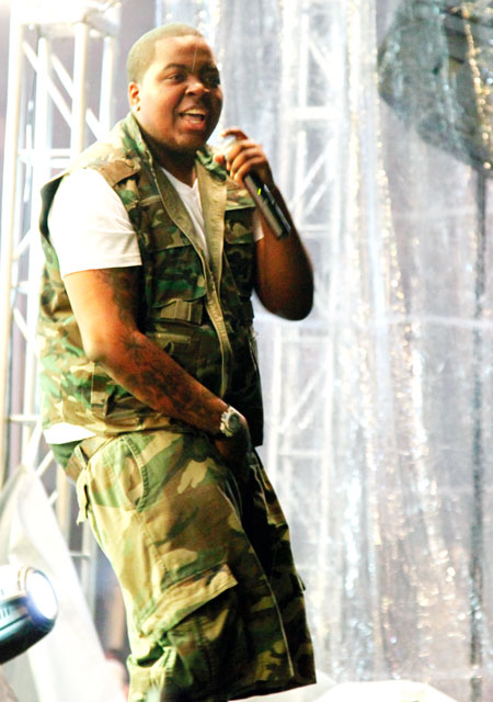 Sean Kingston rocks the stage.