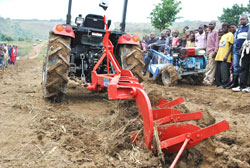 A demonstration on the use of tractors to plough in Ngoma District attracted numerous farmers. The New Times /Steven Rwembeho