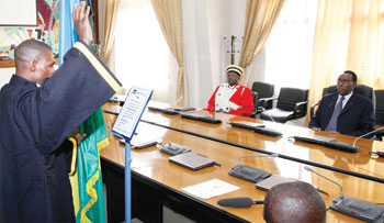 Emmanuel Gahamanyi a new prosecutor taking Oath before PM Bernard Makuza and Prosecutor General Martin Ngoga. The New Times/Timothy Kisambira.