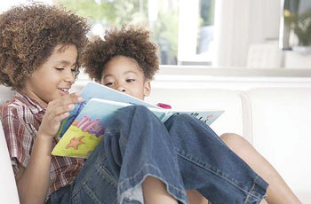 Children enjoy reading a story book. Net photo