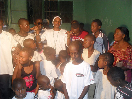 Scooper (far clad in white) chats with Mpore PEFA orphans.