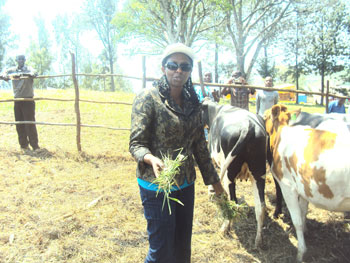 Min. Agnes Kalibata briefing Ngoma farmers on modern cow management. Stephen Rwembeho / The New Times