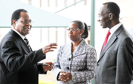 Ugandan Chief Justice Benjamin Odoki (L) shares a light moment with his Rwandan counterpart, Aloysia Cyanzayire and her deputy Prof Sam Rugege, yesterday at the Supreme Court. The New Times/Timothy Kisambira.