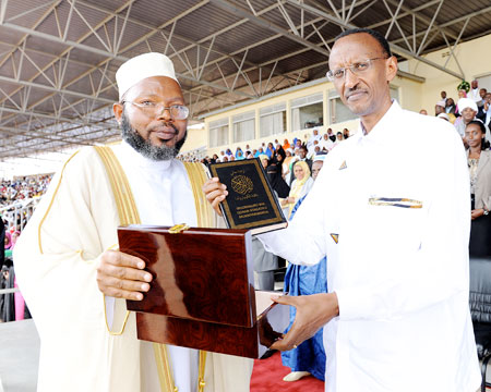 Mufti Gahutu gives President Kagame a Kinyarwanda Quran in recognition of his support to the Islamic community. The New Times / Village Urugwiro.
