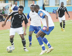 APRu2019s Joseph Bwalya tries to get past Rayonu2019s Faustin Usengimana during last yearu2019s Shaka Memorial Cup. APR went on to win the contest on penalties. The New Times/File.