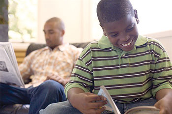 Parents have the responsibility to instill the reading habit in their children. Net Photo
