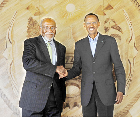 President Paul Kagame (R) with Amb Jonnie  Carson at Urugwiro Village, yesterday. The New Times / John Mbanda.