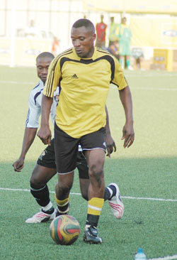  A Mukura player tries to shield the ball from APRu2019s Kabange Twite. Mukura stunned APR  with a 1-0 victory yesterday. The New Times / File photo