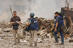 Reporters covering conflict zones face numerous challenges. (Net Photo)