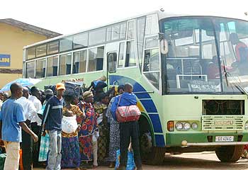 Passengers struggle to board an Onatracom bus at Nyabugogo Taxi Park in the past. The New Times/ File.