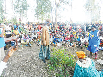 Kanyombya (C) entertains the crowd. The New Times / Courtesy.