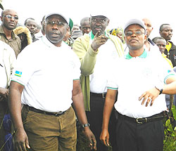 PM Pierre Damien Habumuremyi (L), Min Stanislas Kamanzi (C) and Mayor Protais Murayire during the launch of the national tree planting exercise in Nyamugari Sector. The Sunday Times / S. Rwembeho