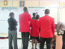 Stockbrokers at the trading floor of RSE .The New Times /  T. Kisambira