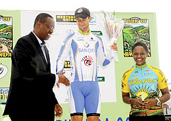 Kiel Reijnen (C) boosted his chances of a maiden Tour of Rwanda title after bagging a fourth stage win yesterday. The New Times/J. Mbanda.