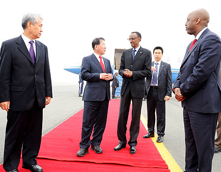 President Kagame arrives in South Korea and is received by the Vice Mayor for Political Affairs Heon Beom-DO (center left), Ambassador Byung-kook Rhee, Vice President of KOICA (L) and Rwandau2019s Amb. to Korea, Eugene S. Kayihura (R). TNT / Village Urugwiro