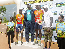 Gasore Hategeka (M) with Kigali City Council Mayor Fidele Ndiyasaba after receiving his cash prize of Rwf 0.3m. The New Times / E.Mugisha