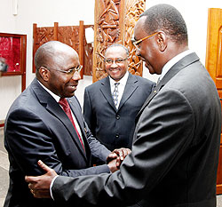 Prime Minister Pierre Damien Habumuremyi (L) greets Senate VP Bernard Makuza as the minister in charge of Cabinet Affairs, Protais Musoni, looks on. The New Times / T. Kisambira
