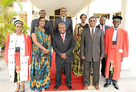 President Kagame and senior government officials in a group photo with the three ministers who swore-in yesterday: Agnes Kalibata(2nd L) , Jean Philbert Nsengimana (c) and Vincent Biruta (2nd R). The New Times/Village Urugwiro.