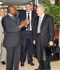 Prime Minister Pierre D. Habumuremyi (L), chats with the Algerian delegation lead by Issad Rebrab (R). The New Times /John Mbanda.
