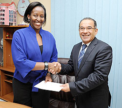 First Lady, Mrs Jeannette Kagame receives the cheque from  MTN CEO Khaled Mikkawi . The New Times / coutesy